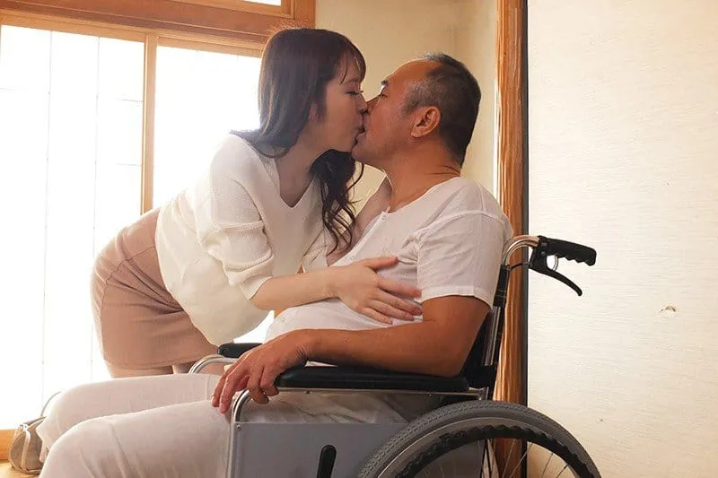 Người yêu của con trai hiếu thảo chăm sóc bố Ông xã tàn tật