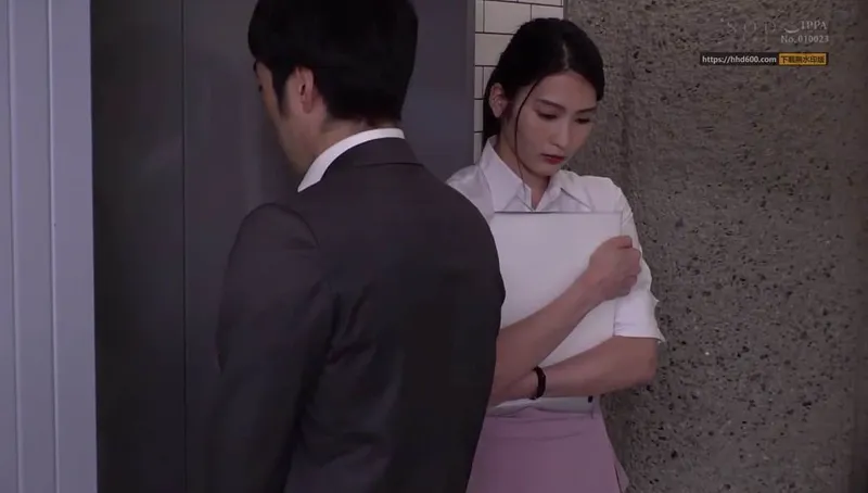 Em thư ký tủi thân bị cấp trên bắt vào khách sạn phục vụ đối tác