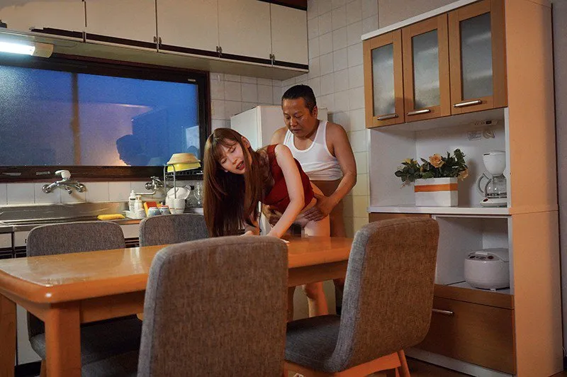Con gái bị Ông chồng mới của má làm tình mỗi ngày, cho dù đã có người yêu
