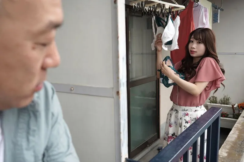 Gã nhà bên chuyên soi mói và cặp Người vợ Người chồng thường xuyên rên la quá to